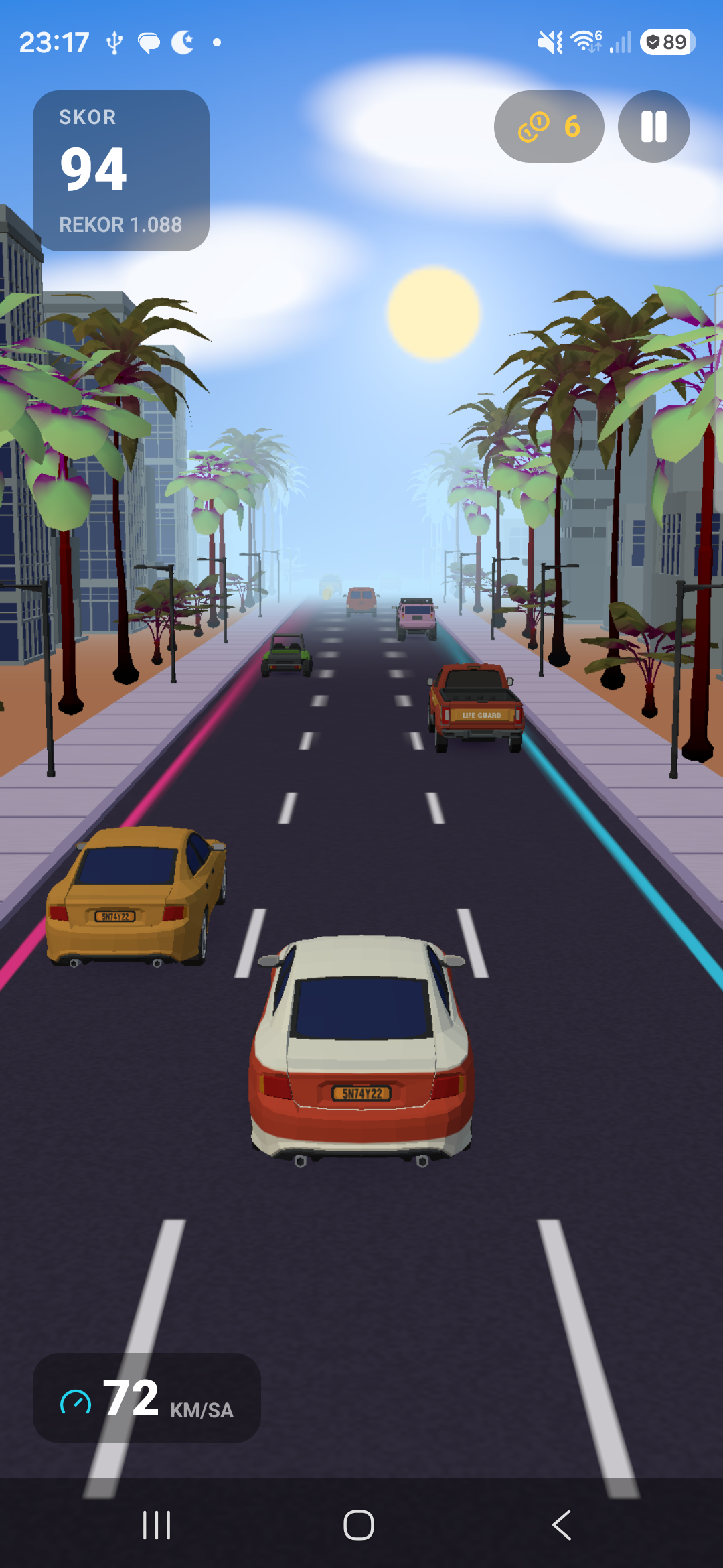 Üç şeritli sahil yolunda altın toplayan Palm Sedan